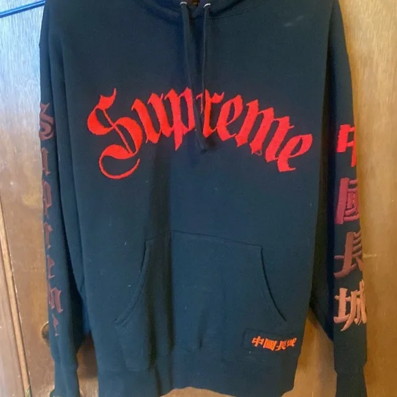 Supreme Pullover - Picture 2 of 4